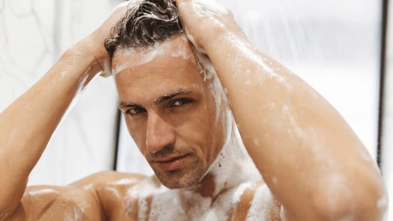 Haarpflege Männer: Haare richtig waschen
